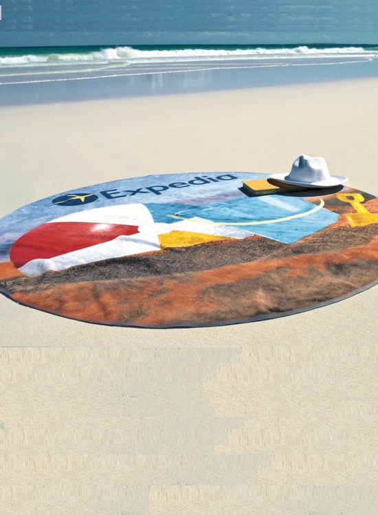 Colorfusion Hot Round beach towel - Model Image